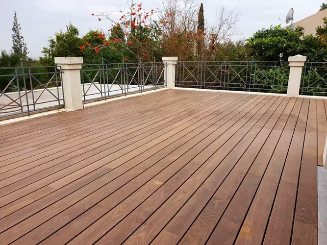 בניית דק עץ במרפסת